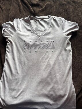 Under Armour Light Gray V-Neck Athletic Tee with Subtle Front Graphic